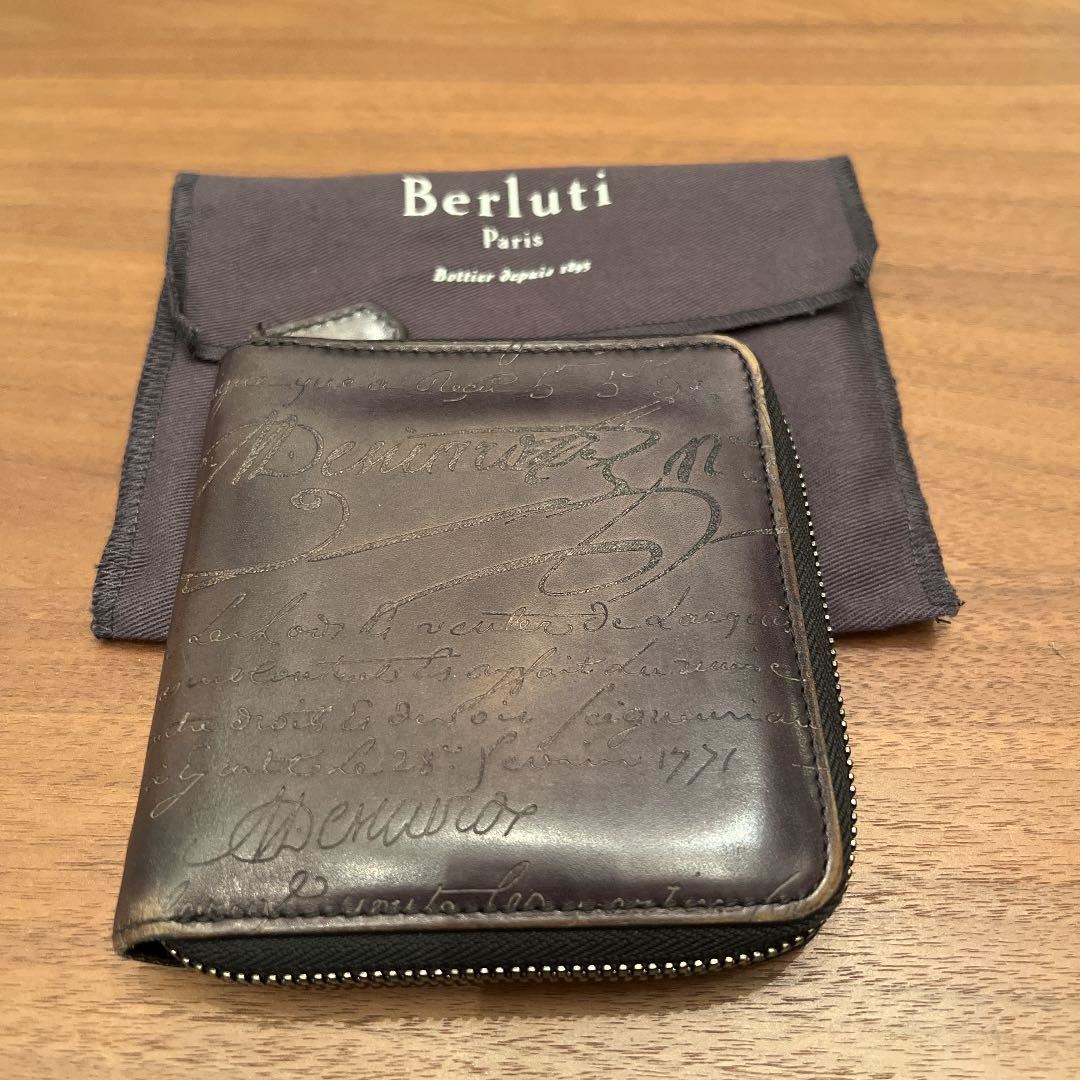 ベルルッティのラウンドジップ折財布レア